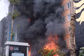 4 quán karaoke liền nhau ở Hà Nội bốc cháy: Có nạn nhân mắc kẹt