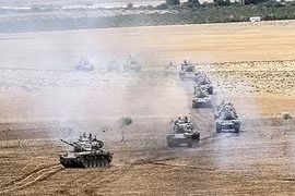 Gần 100 xe tăng quân đội Thổ Nhĩ Kỳ rầm rập tiến vào Syria
