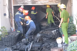 Nhà 3 tầng bốc cháy, người dân phá cổng vào dập lửa