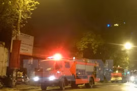 Nổ lớn, quán cơm cháy dữ dội