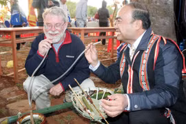 Hẹn nhau nơi đất lạ (*)