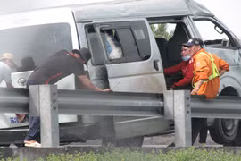 Ô tô nổ bánh trên cao tốc Trung Lương-TP. Hồ Chí Minh, 6 người bị thương