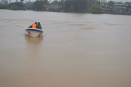 Nhiều nơi ngập sâu 2 mét, Đak Lak điều canô cứu dân