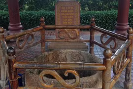 Khối gỗ kỳ lạ dưới đáy giếng cổ ở Bình Định