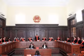 Thí điểm thẩm phán mặc trang phục áo choàng dài tay khi xét xử