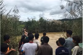 Đi xe máy qua cầu treo, 3 chị em bị nước lũ cuốn trôi