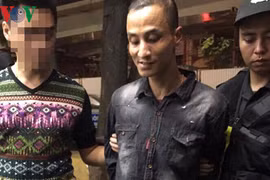 Thanh niên mang súng ngắn đi đường, đụng ngay 141