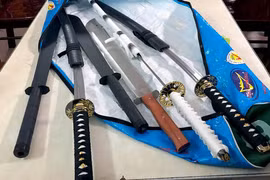 Khánh Hòa: Công an ngăn hỗn chiến, thu cả bao tải đao, kiếm