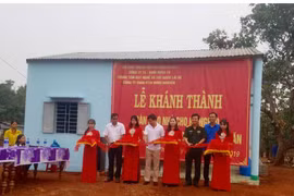 Trao nhà tình thương và học bổng cho em Ksor Soan