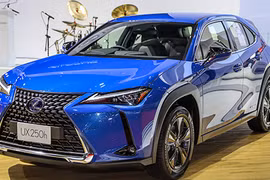 Lexus UX 250h giá từ 78.500 USD - thách thức Mercedes GLA