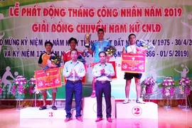 Trao 19 giải bóng chuyền nam, nữ công nhân lao động