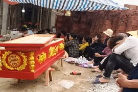 Bị đánh tử vong,người thân mang xác đến nhà chủ nợ yêu cầu làm rõ