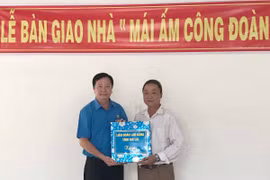 Trao nhà "Mái ấm Công đoàn" cho đoàn viên khó khăn