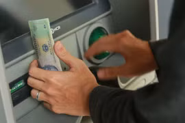 Tài khoản bất ngờ có 5 tỷ: Chàng trai SG rút 1 tỷ tiêu xài