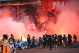 CĐV Hải Phòng đốt pháo sáng, Hàng Đẫy bị treo sân