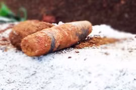 Lâm Đồng: Đào móng thi công phòng học phát hiện nhiều quả đạn