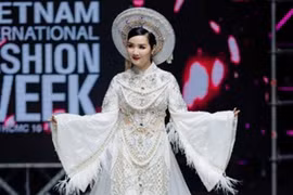 Hoa hậu Đền Hùng Giáng My đẹp lộng lẫy với trang phục nặng 25 kg