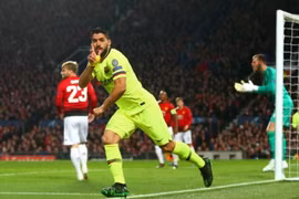 Luke Shaw phản lưới, MU gục ngã trước Barca ngay tại Old Trafford