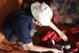 Điều tra viên dân số và nhà ở đỡ đẻ cho sản phụ đẻ rơi