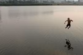 Bị công an vây bắt, một con bạc nhảy xuống sông tử vong