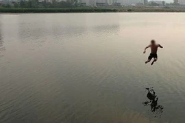 Bị công an vây bắt, một con bạc nhảy xuống sông tử vong