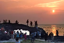 Lý Sơn khuyến nghị du khách không leo lên Cổng Tò Vò