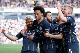 Aguero đưa Man City tiến gần đến ngôi vô địch Premier League