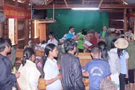 Tặng 500 suất quà cho người dân xã Kon Pne