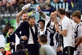 Juventus đi vào lịch sử với chức VĐ Serie A lần thứ 8 liên tiếp