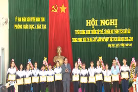 Mang Yang tuyên dương phong trào thi đua"Chất lượng mũi nhọn" bậc THCS