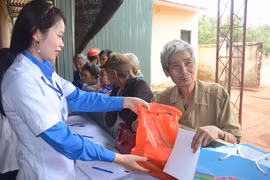 Khám bệnh, cấp thuốc miễn phí cho đồng bào khu vực biên giới