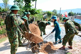 Lữ đoàn Công binh 7 tham gia giúp dân