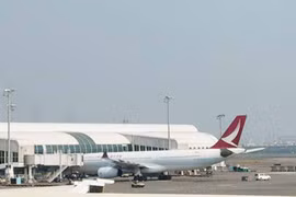 Máy bay chở 317 người hạ cánh khẩn vì động cơ bốc khói