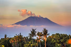 5 ngọn núi lửa trực chờ phun trào ở Indonesia thu hút du khách