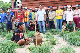 Xem lễ cúng cầu mưa ở làng Vua Lửa