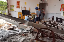 Xe container đâm xuyên phòng khách một gia đình lúc ráng sáng