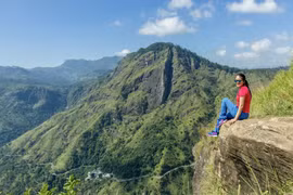 Băng qua những đồi chè xanh mướt ở Sri Lanka
