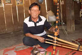 Nặng lòng với khèn Mông