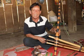 Nặng lòng với khèn Mông