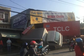 Tông xe tải,ủi sập 2 căn nhà,tài xế xe container vẫn "no" giấc trong cabin