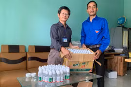 Chi đoàn Báo Gia Lai tặng trường TH và THCS Nay Der 200 chai nước rửa tay sát khuẩn