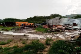 Lâm Đồng: Mưa lớn, lốc xoáy cuốn mái nhà dân ở Đạ Tẻh bay hàng chục mét