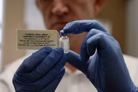 Anh vừa thử nghiệm vừa sản xuất 1 triệu liều vắcxin COVID-19