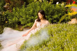 Ca sĩ Sunny Đan Ngọc khoe vẻ đẹp mong manh tựa nàng thơ