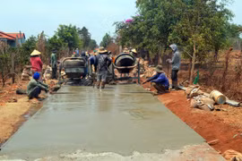 Bar Măih: Chung tay làm đường giao thông nông thôn