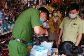 Bị xử phạt gần 38 triệu đồng vì bán khẩu trang cao gấp 8 lần