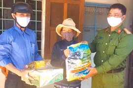 Hỗ trợ 39 phần quà cho người bán vé số trên địa bàn phường Phù Đổng