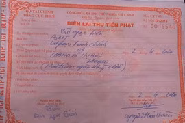 Phạt tài xế 200.000 đồng vì… tụ tập quá 2 người trên cabin xe