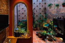 Ngôi nhà với khoảng sân vườn ngập cây cảnh xanh mát