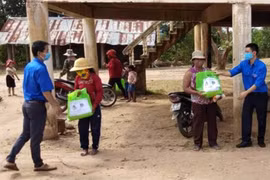 Tặng gạo cho hộ nghèo dân tộc thiểu số